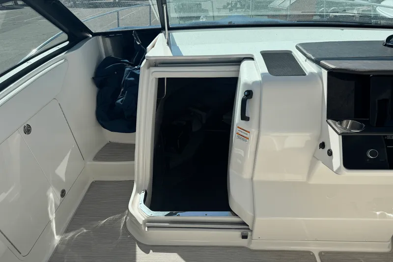 Slide: The Image of Sea Ray 320 SUNDANCER 2019 - 18