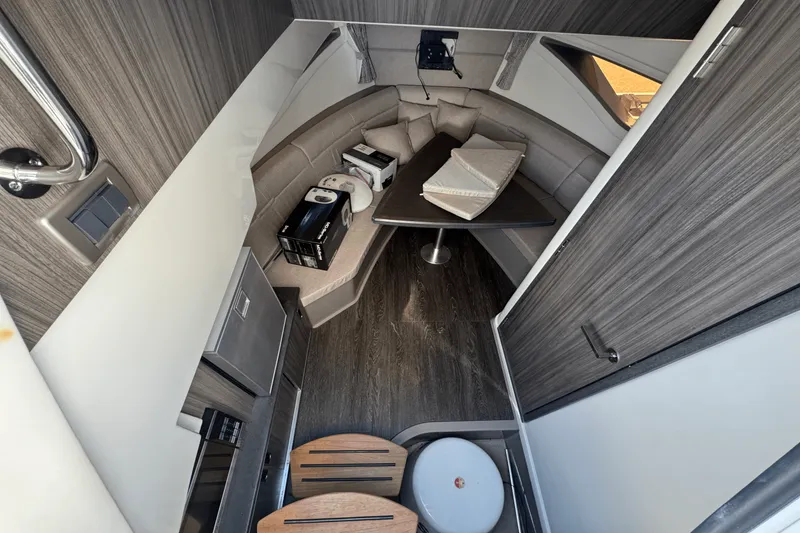 Slide: The Image of Sea Ray 320 SUNDANCER 2019 - 19
