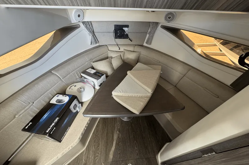 Slide: The Image of Sea Ray 320 SUNDANCER 2019 - 20