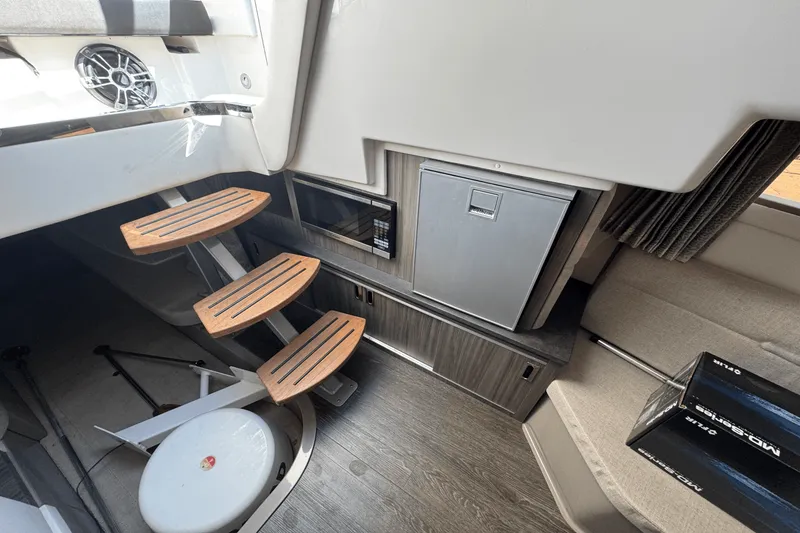 Slide: The Image of Sea Ray 320 SUNDANCER 2019 - 21