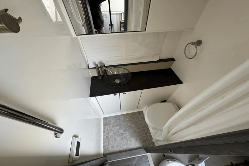 Slide: The Image of Sea Ray 320 SUNDANCER 2019 - 24