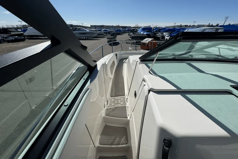 Slide: The Image of Sea Ray 320 SUNDANCER 2019 - 25