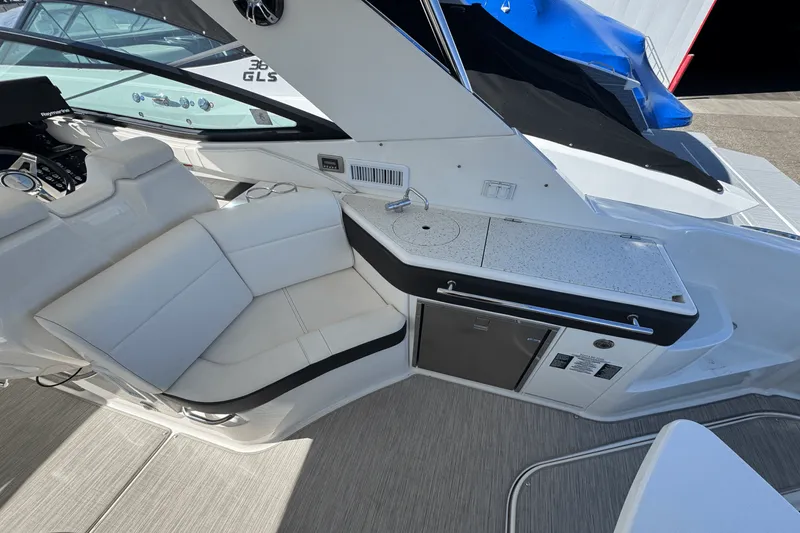 Slide: The Image of Sea Ray 320 SUNDANCER 2019 - 7