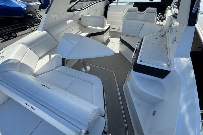 Slide: The Image of Sea Ray 320 SUNDANCER 2019 - 9