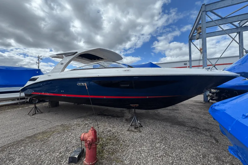 Slide: The Image of Sea Ray 350 SLX 2022 - 0
