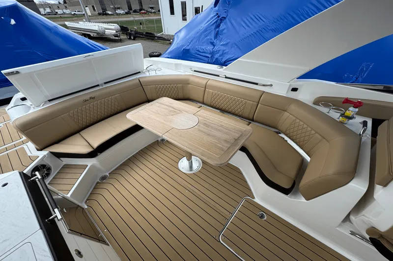 Slide: The Image of Sea Ray 350 SLX 2022 - 10