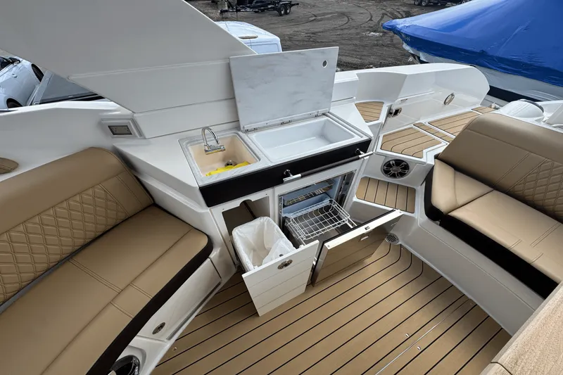 Slide: The Image of Sea Ray 350 SLX 2022 - 11