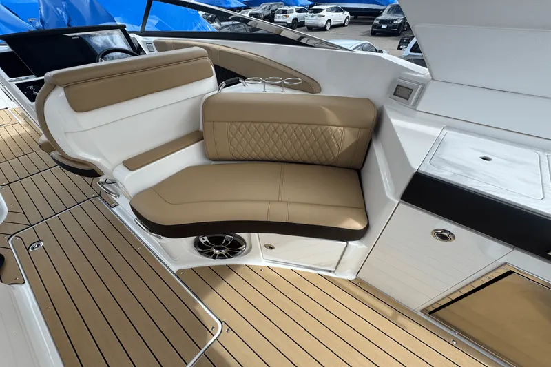 Slide: The Image of Sea Ray 350 SLX 2022 - 13