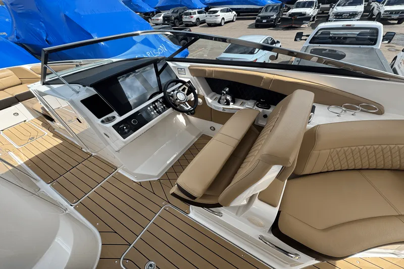 Slide: The Image of Sea Ray 350 SLX 2022 - 16