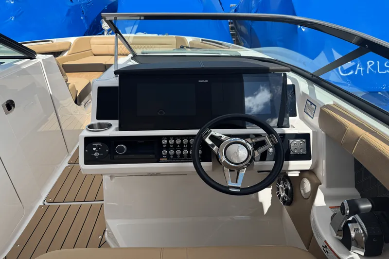 Slide: The Image of Sea Ray 350 SLX 2022 - 18