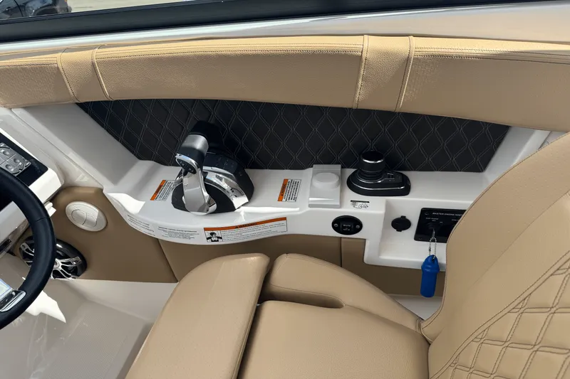 Slide: The Image of Sea Ray 350 SLX 2022 - 19