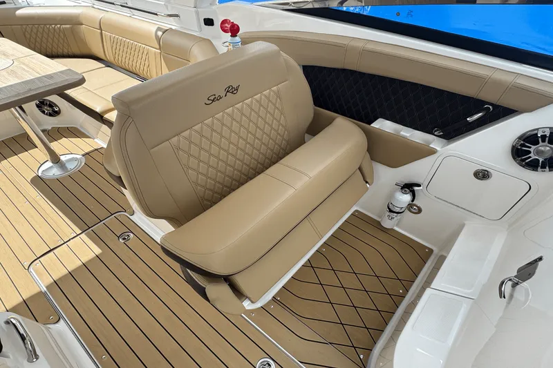 Slide: The Image of Sea Ray 350 SLX 2022 - 20
