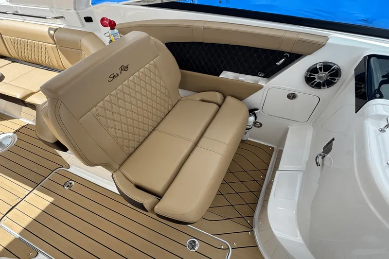 Slide: The Image of Sea Ray 350 SLX 2022 - 21