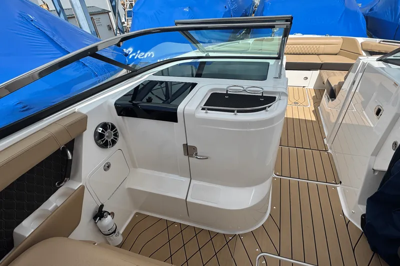 Slide: The Image of Sea Ray 350 SLX 2022 - 22