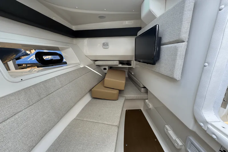 Slide: The Image of Sea Ray 350 SLX 2022 - 25