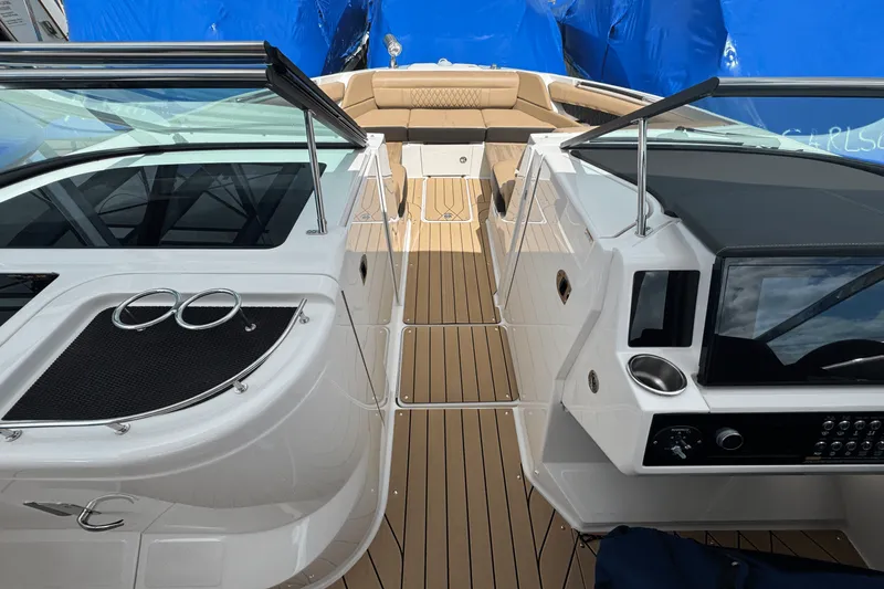 Slide: The Image of Sea Ray 350 SLX 2022 - 26