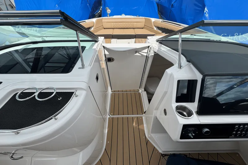 Slide: The Image of Sea Ray 350 SLX 2022 - 27