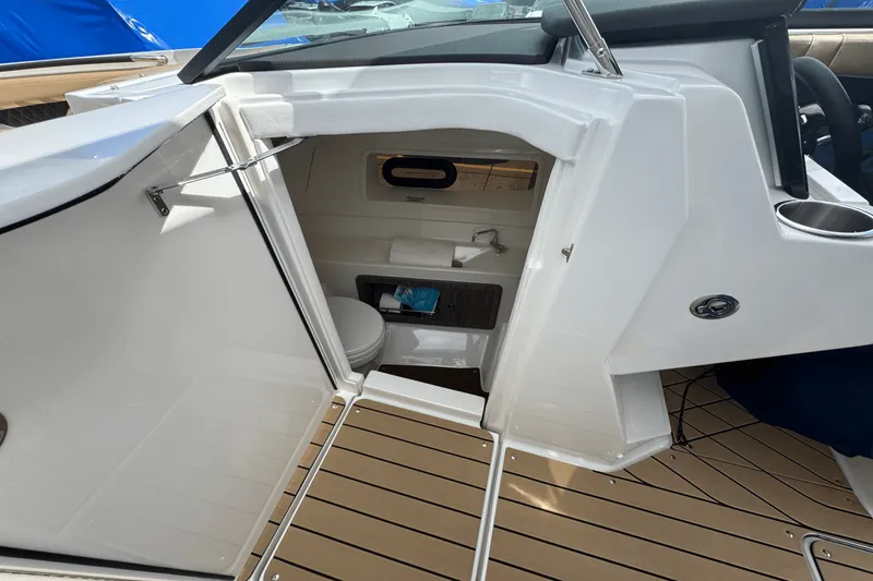 Slide: The Image of Sea Ray 350 SLX 2022 - 28