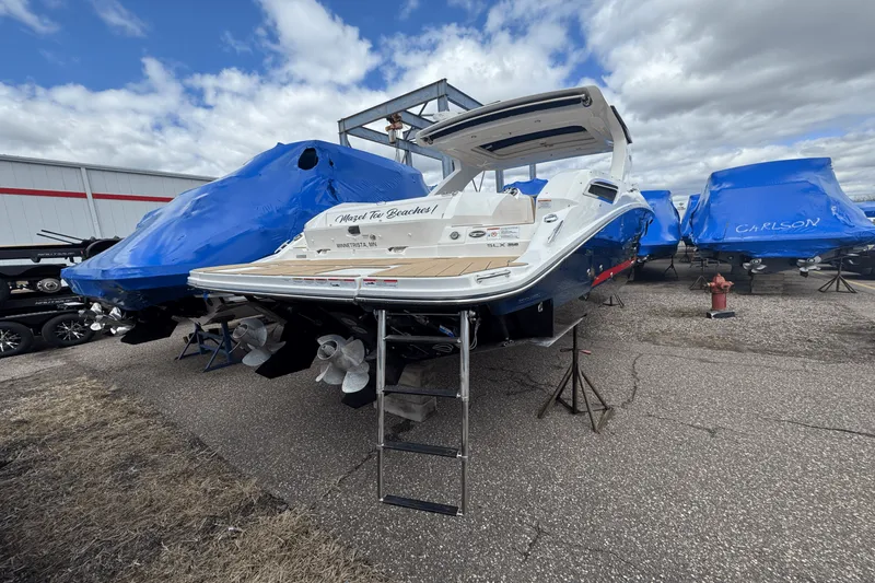 Slide: The Image of Sea Ray 350 SLX 2022 - 3