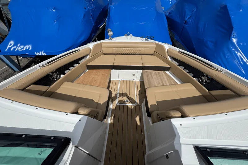 Slide: The Image of Sea Ray 350 SLX 2022 - 30