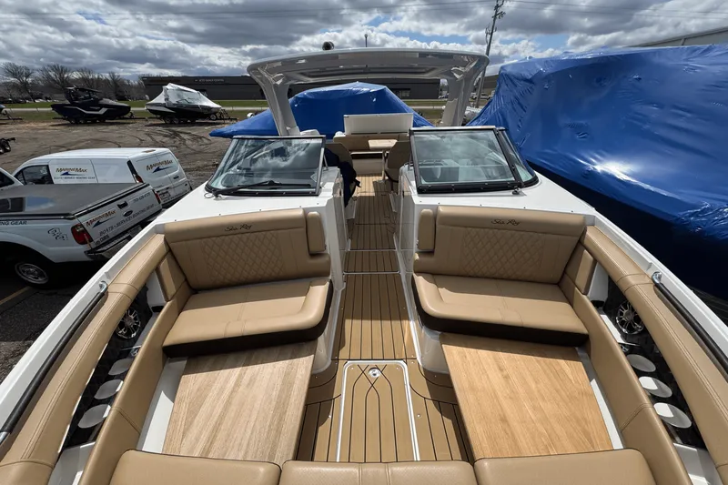 Slide: The Image of Sea Ray 350 SLX 2022 - 31