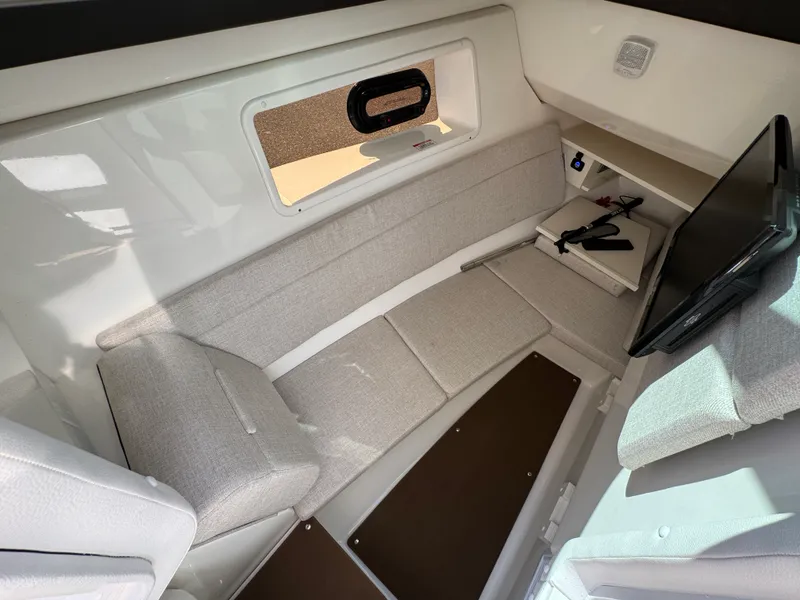 Slide: The Image of Sea Ray 350 SLX 2022 - 32