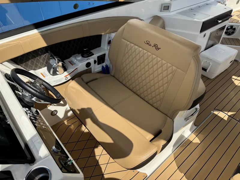 Slide: The Image of Sea Ray 350 SLX 2022 - 33