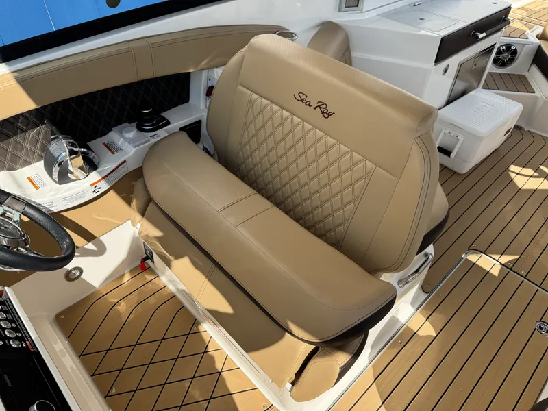 Slide: The Image of Sea Ray 350 SLX 2022 - 34