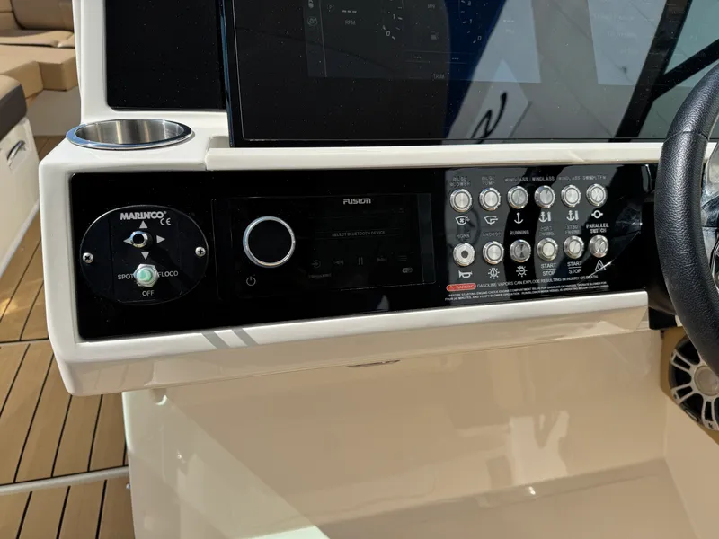 Slide: The Image of Sea Ray 350 SLX 2022 - 36