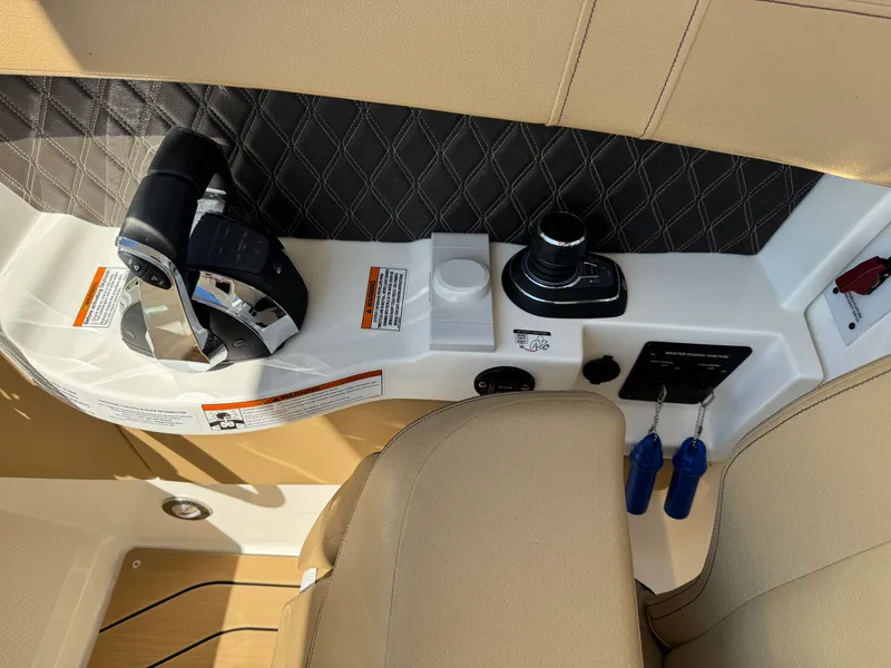 Slide: The Image of Sea Ray 350 SLX 2022 - 37