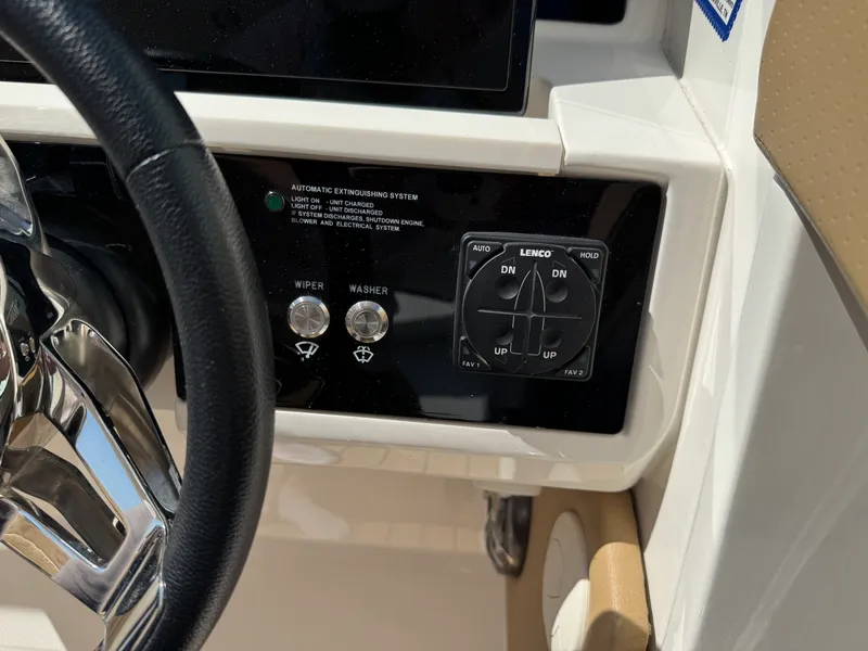 Slide: The Image of Sea Ray 350 SLX 2022 - 38