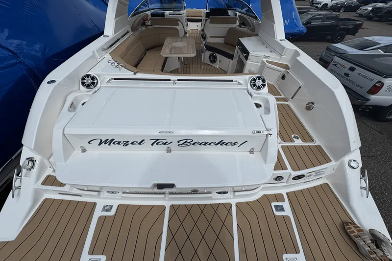 Slide: The Image of Sea Ray 350 SLX 2022 - 4