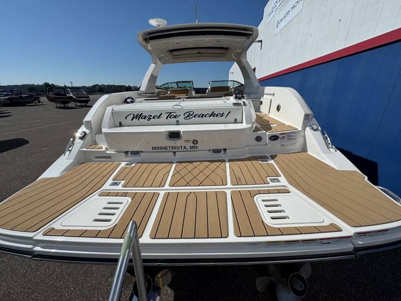 Slide: The Image of Sea Ray 350 SLX 2022 - 40