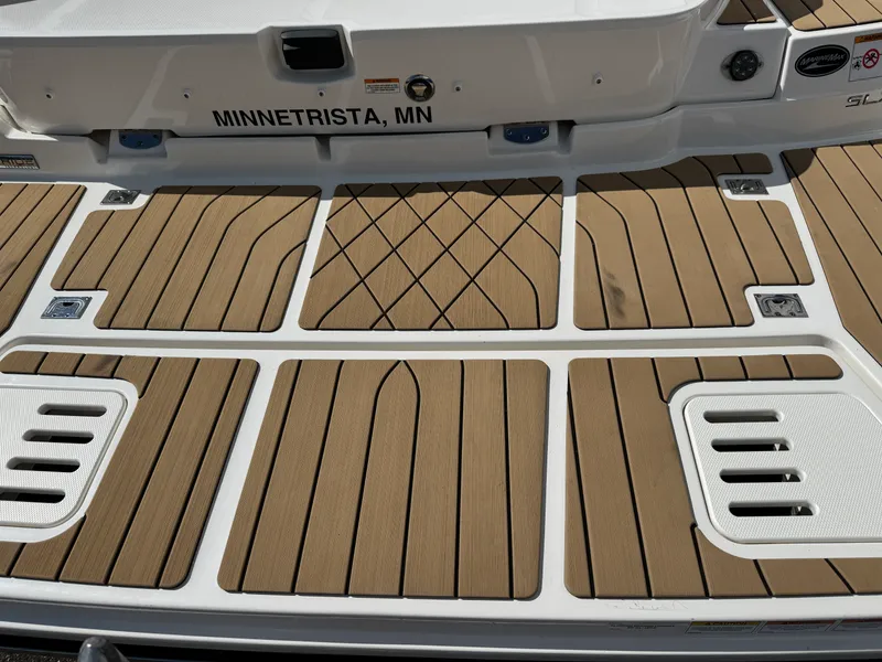 Slide: The Image of Sea Ray 350 SLX 2022 - 42