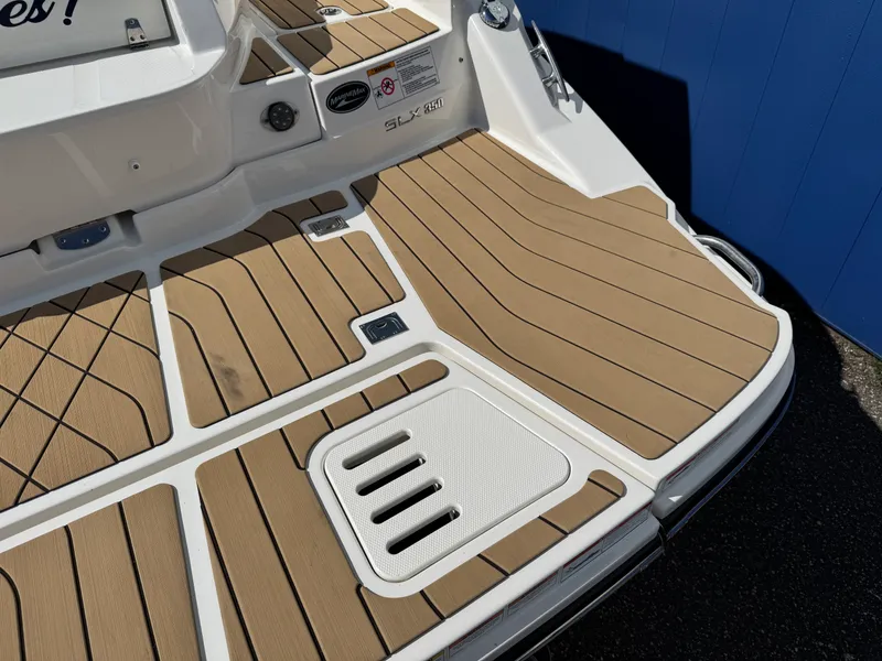 Slide: The Image of Sea Ray 350 SLX 2022 - 43