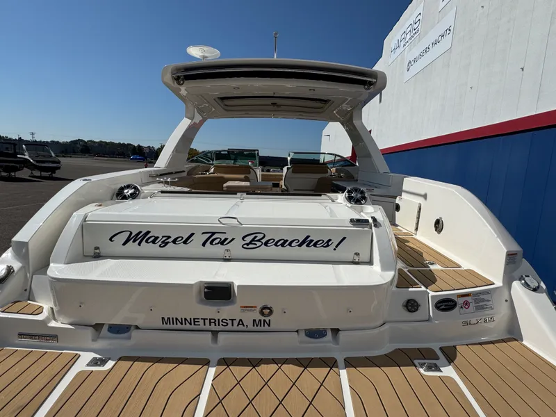 Slide: The Image of Sea Ray 350 SLX 2022 - 44