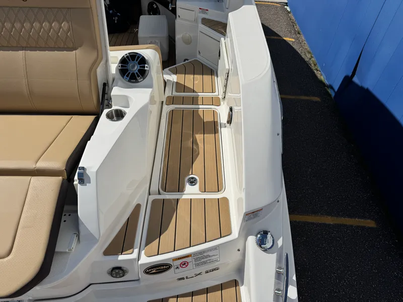 Slide: The Image of Sea Ray 350 SLX 2022 - 47