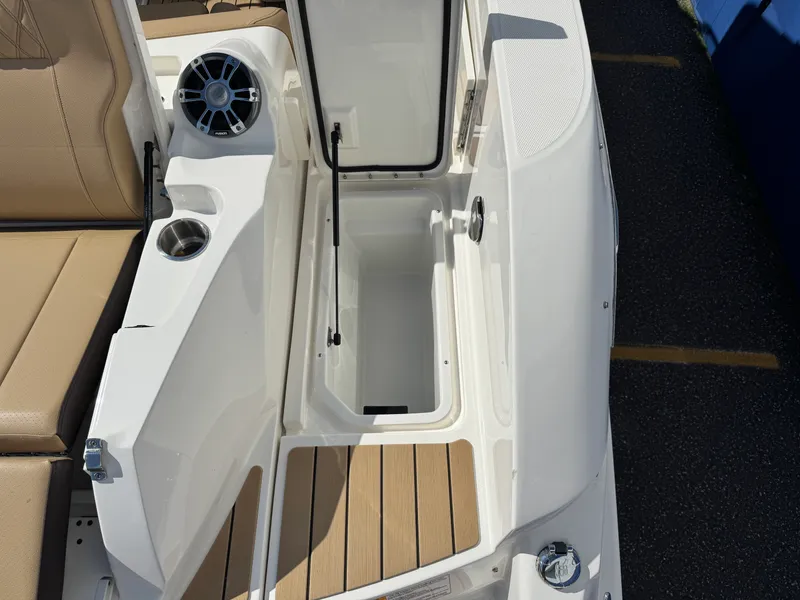 Slide: The Image of Sea Ray 350 SLX 2022 - 48