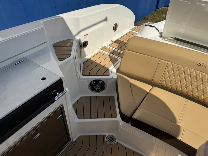 Slide: The Image of Sea Ray 350 SLX 2022 - 50