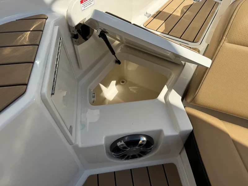 Slide: The Image of Sea Ray 350 SLX 2022 - 51