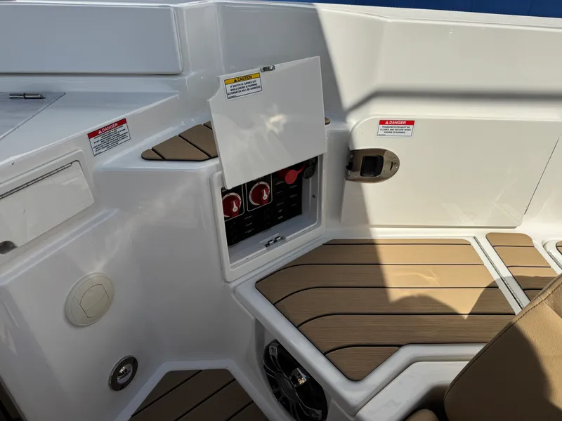 Slide: The Image of Sea Ray 350 SLX 2022 - 52