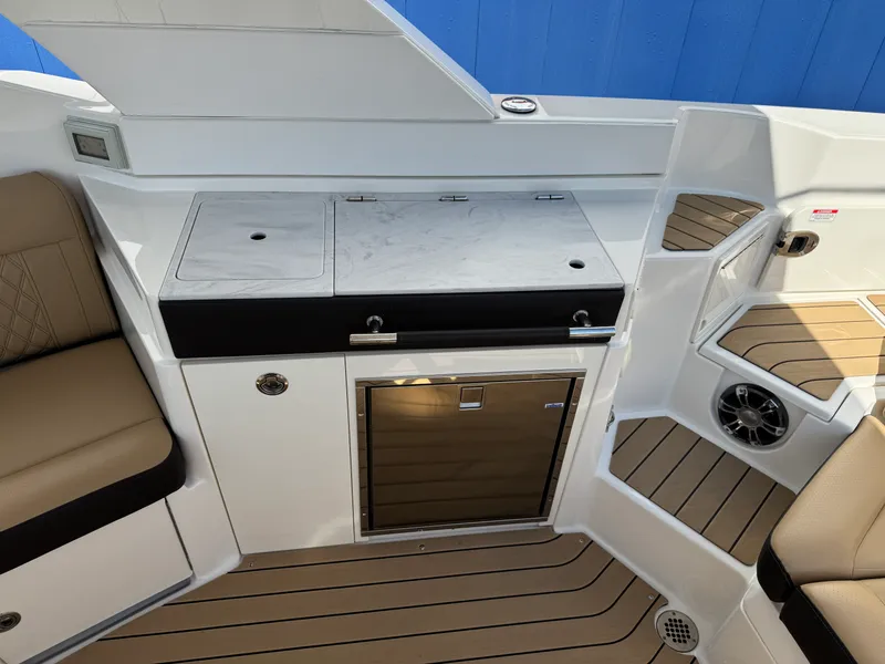 Slide: The Image of Sea Ray 350 SLX 2022 - 53