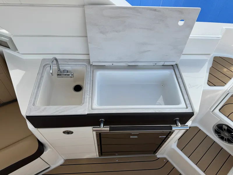 Slide: The Image of Sea Ray 350 SLX 2022 - 54