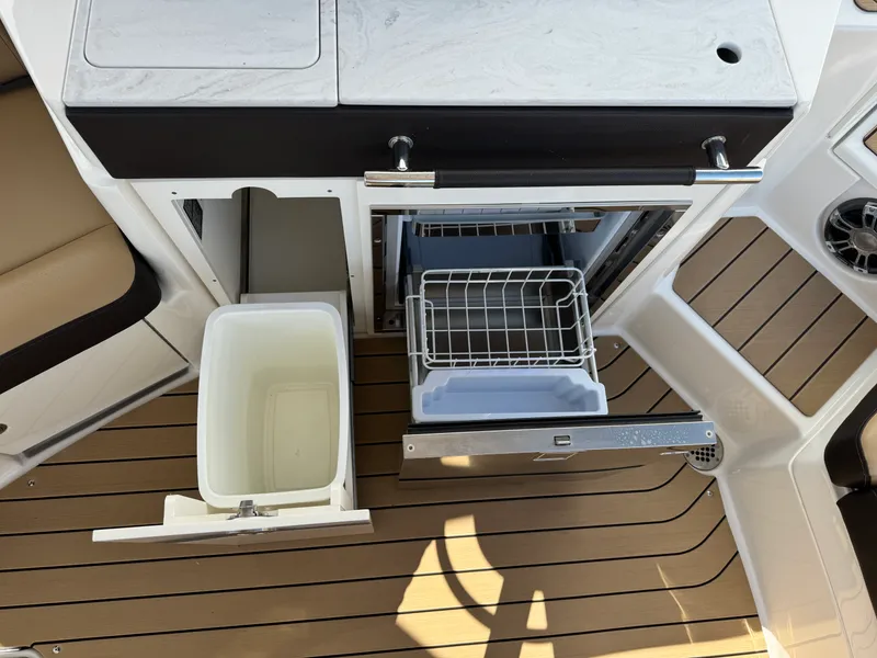 Slide: The Image of Sea Ray 350 SLX 2022 - 55