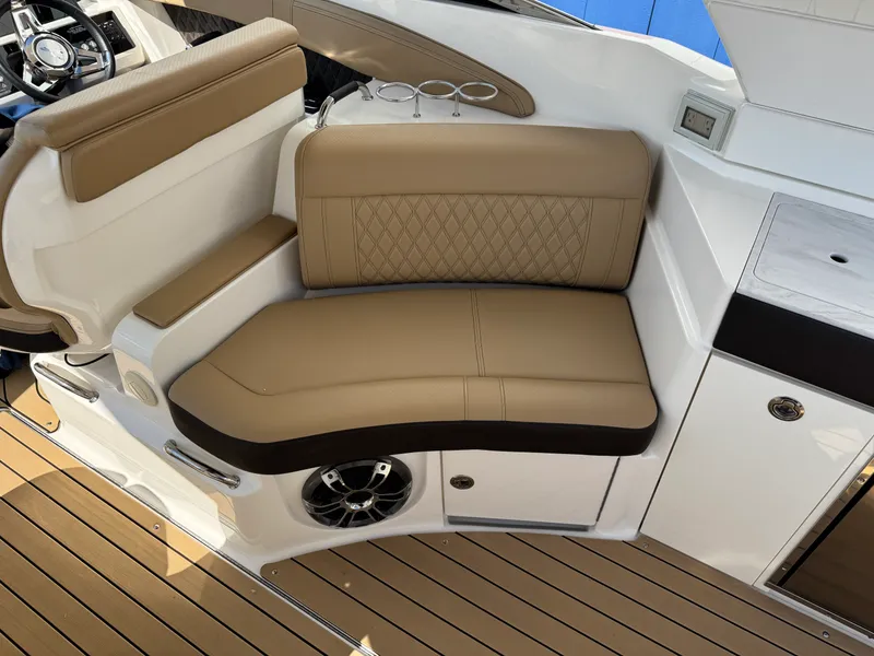 Slide: The Image of Sea Ray 350 SLX 2022 - 56