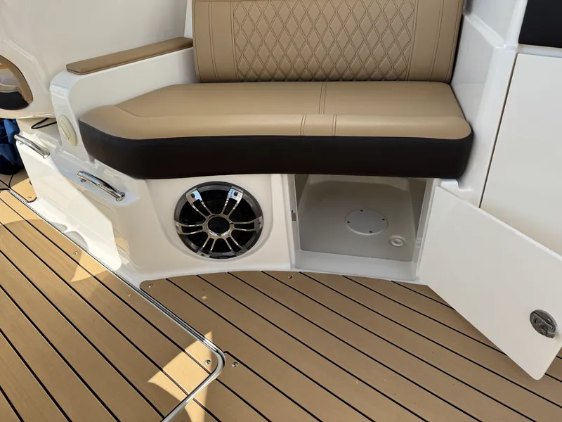 Slide: The Image of Sea Ray 350 SLX 2022 - 57