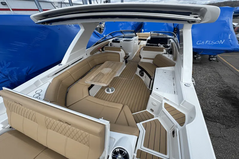 Slide: The Image of Sea Ray 350 SLX 2022 - 9