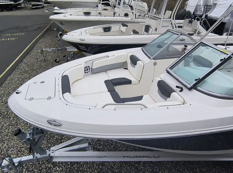 Slide: The Image of Robalo R207 Dual Console 2024 - 5
