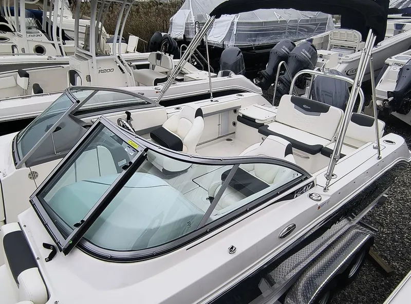 Slide: The Image of Robalo R207 Dual Console 2024 - 3