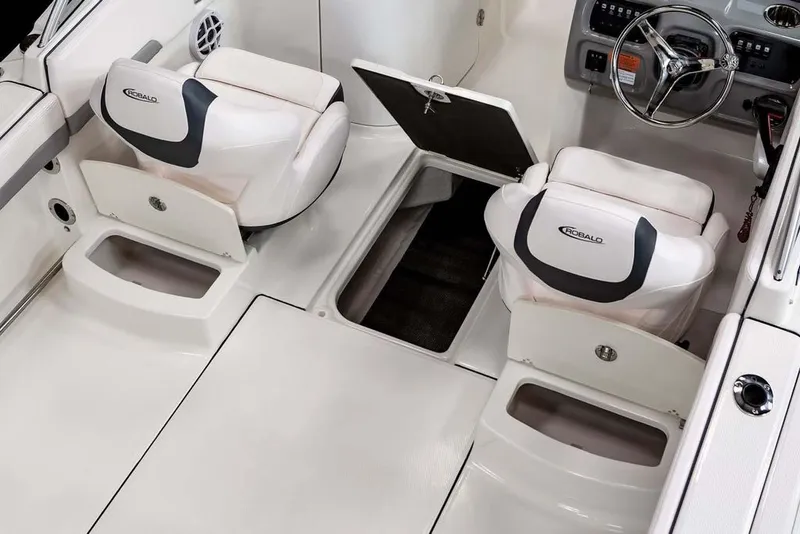 Slide: The Image of Robalo R207 Dual Console 2024 - 17